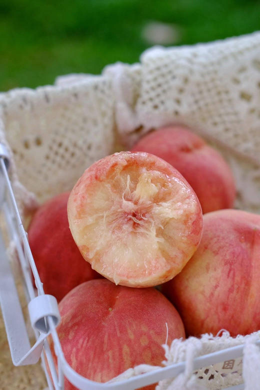 顺丰包邮到家，给你17➕的甜度
龙泉驿湖景水蜜桃，晒足日光浴，喝饱山泉水，在“天然氧吧”中长大，土壤含有丰富的矿物质，长出来的桃子格外的甘冽、芳香、甜蜜比市面上大多数的水蜜桃都更加的优秀。8-12粒 商品图1