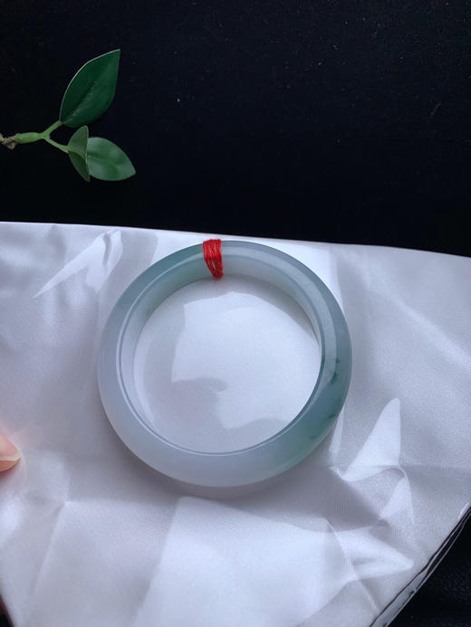 620497，57.3牛奶底飘花手镯，整条底妆特别秀气清新，花色清爽灵动 商品图4