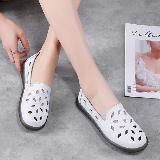 泉州 复古花纹镂空浅口休闲女鞋 商品图0