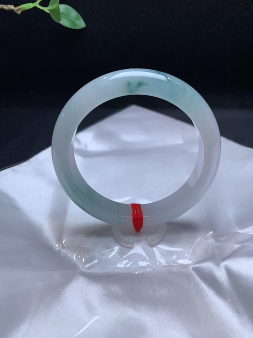 620497，57.3牛奶底飘花手镯，整条底妆特别秀气清新，花色清爽灵动 商品图0