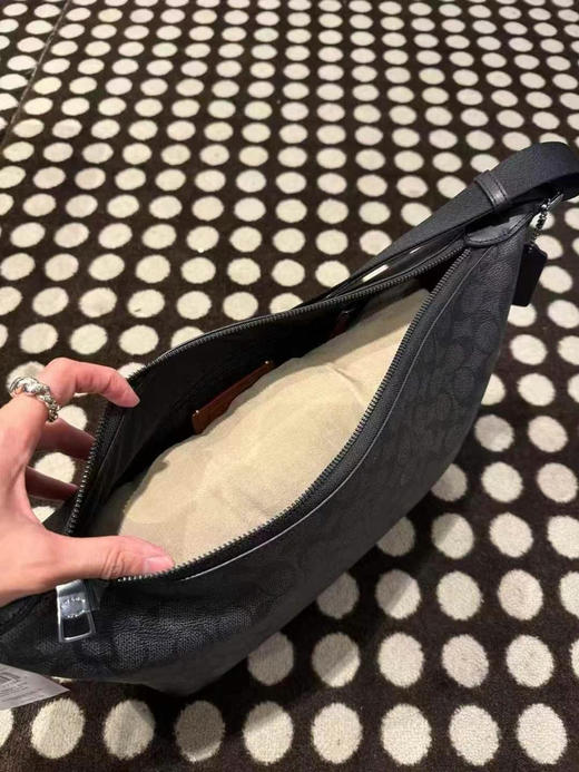 👨🏻超低好价，1250直邮到手！Coach 男士新系列Finn购物袋斜挎包，黑灰色logo材质，超级大容量，内外都有拉链夹层，可商务可休闲的百搭男款斜挎包 商品图5