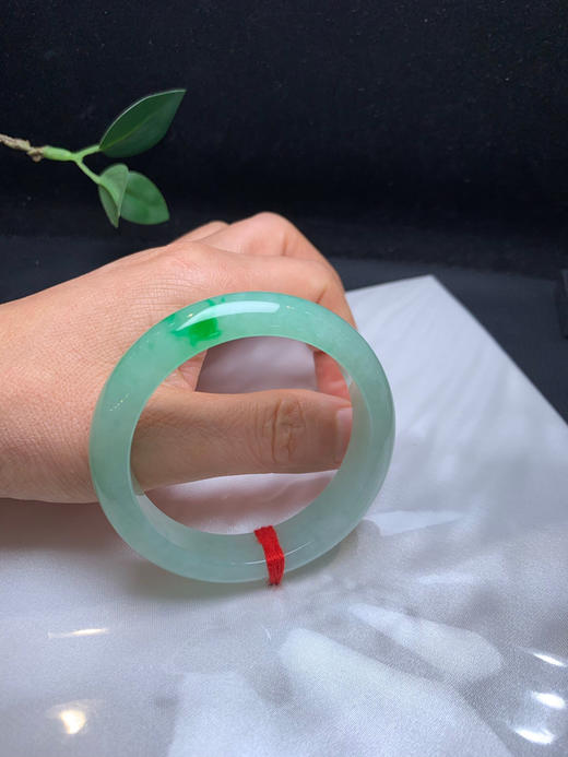 620496，52冰辣绿色手镯，冰甜绿底色，飘一抹辣绿色，干净清爽 商品图5