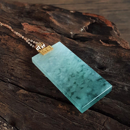 【天然正品】A货翡翠AU750黄金镶天然细腻冰种平安无事牌飘蓝花翡翠吊坠项链49.4*20.1*4.6MM（皆取最大值）女士现售价：4980！010725AH55 商品图4