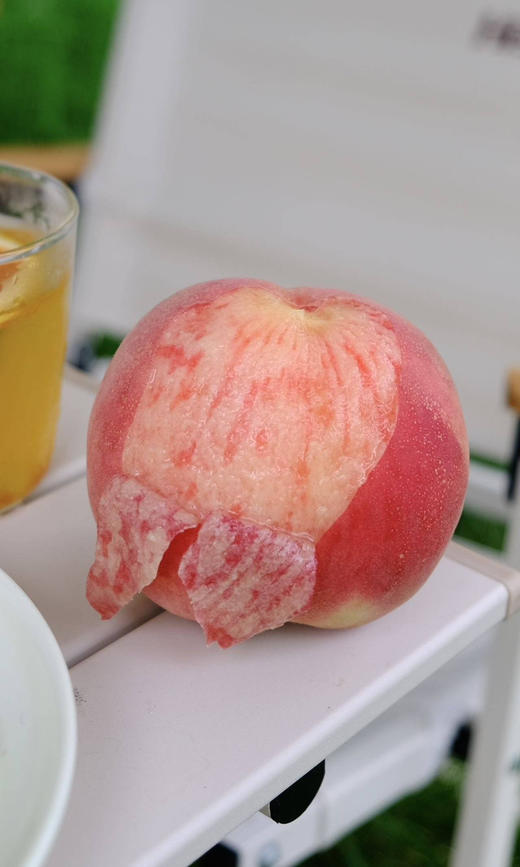 顺丰包邮到家，给你17➕的甜度
龙泉驿湖景水蜜桃，晒足日光浴，喝饱山泉水，在“天然氧吧”中长大，土壤含有丰富的矿物质，长出来的桃子格外的甘冽、芳香、甜蜜比市面上大多数的水蜜桃都更加的优秀。8-12粒 商品图2