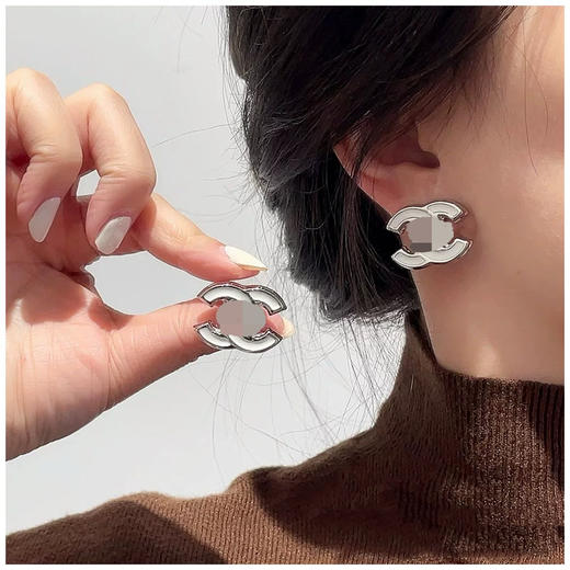 715-7 真香老渠道 25新 银边白珐琅 双C 耳环 商品图0