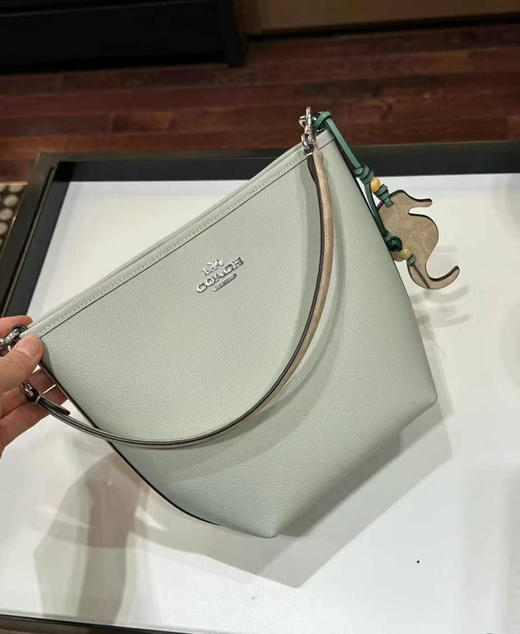 🧸新款上市，1199直邮到手✈️Coach 新款 city bucket 系列水桶包，赠送一枚小挂坠，精致又百搭，薄荷绿色/橘色logo，带有长款斜挎肩带，18×21cm 商品图0