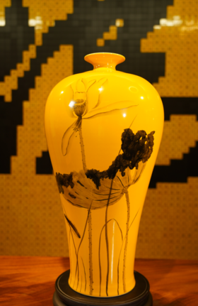 袈裟黄莲花心经梅瓶