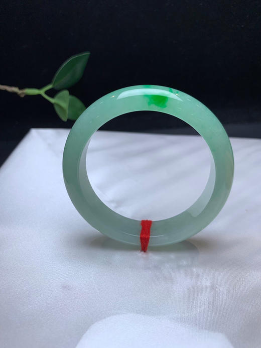 620496，52冰辣绿色手镯，冰甜绿底色，飘一抹辣绿色，干净清爽 商品图0