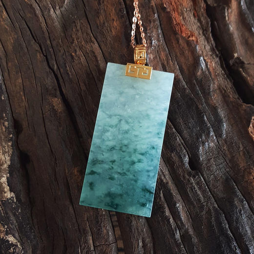 【天然正品】A货翡翠AU750黄金镶天然细腻冰种平安无事牌飘蓝花翡翠吊坠项链49.4*20.1*4.6MM（皆取最大值）女士现售价：4980！010725AH55 商品图5