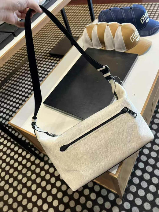 [庆祝]新款上市，1250直邮到手！Coach 男士Finn系列纯皮斜挎包，超级酷的一款，轻便且容量大，肩带可以任意调节长短，32*24*10cm 商品图5