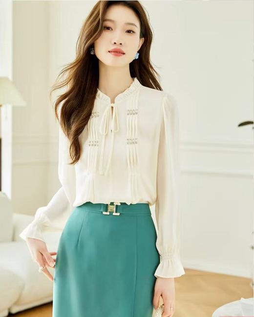 【新品推荐】压褶手工钉珠花边领肌理纹长袖小衫-喜出 商品图1