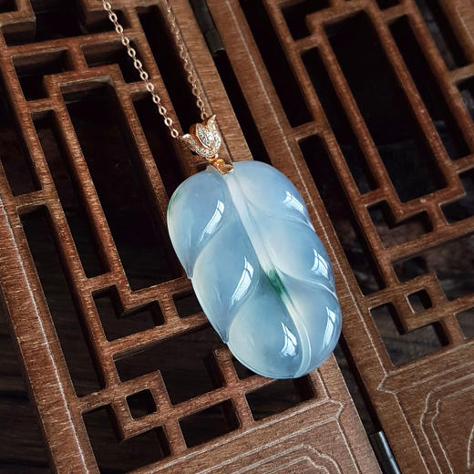 【天然正品】A货翡翠AU750玫瑰金镶钻镶天然细腻冰种金枝玉叶白底飘绿翡翠吊坠项链41.4*22.9*5.7MM（皆取最大值）女士现售价：12800！010725AH32 商品图9