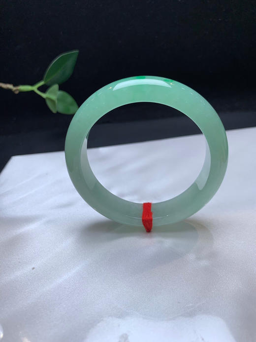 620496，52冰辣绿色手镯，冰甜绿底色，飘一抹辣绿色，干净清爽 商品图3