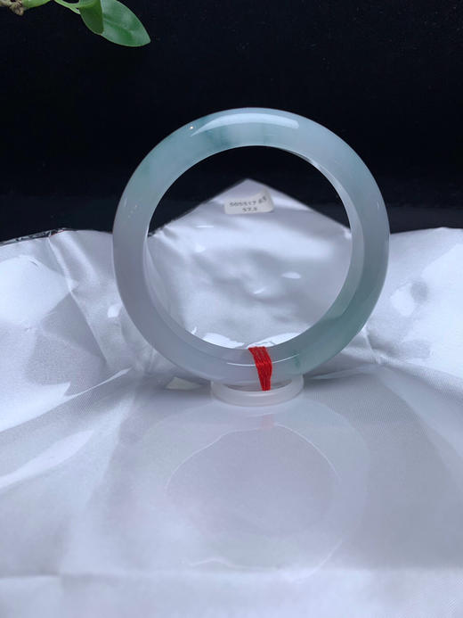 620497，57.3牛奶底飘花手镯，整条底妆特别秀气清新，花色清爽灵动 商品图2