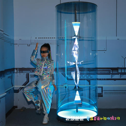 【袋鼠爸爸独宠首发 |太空奥德赛XR体验票】坐标西影厂，引入AI交互玩法，带来8K视觉交互体验。科幻剧情穿越2099年，人类基地面临存亡危机，游戏者化身勇士与机器人T11和OB08共同阻止外来者入侵。 商品图3