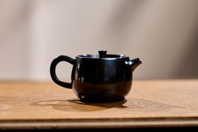 守艺 · 一张打口银壶(玄紫色)  长宽高约为9.2*6*4.8 克重约89克 90 毫升