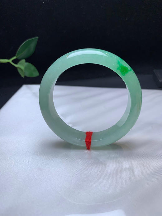 620496，52冰辣绿色手镯，冰甜绿底色，飘一抹辣绿色，干净清爽 商品图2