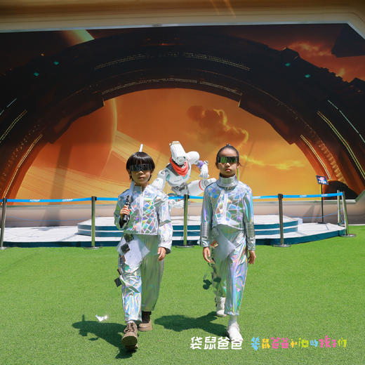 【袋鼠爸爸独宠首发 |太空奥德赛XR体验票】坐标西影厂，引入AI交互玩法，带来8K视觉交互体验。科幻剧情穿越2099年，人类基地面临存亡危机，游戏者化身勇士与机器人T11和OB08共同阻止外来者入侵。 商品图1