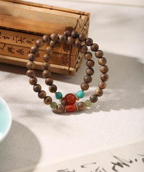 【沉香溯源】沉红翠绕双圈手串	约7mm棋楠圆珠、约10mm南红、约6mm菱镁矿、约6mm和田玉、S925银镀金配件  （特殊商品请在收货之后48小时内申请退换货，过期不予处理！！！）