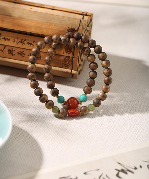 【沉香溯源】沉红翠绕双圈手串	约7mm棋楠圆珠、约10mm南红、约6mm菱镁矿、约6mm和田玉、S925银镀金配件  （特殊商品请在收货之后48小时内申请退换货，过期不予处理！！！） 商品图0