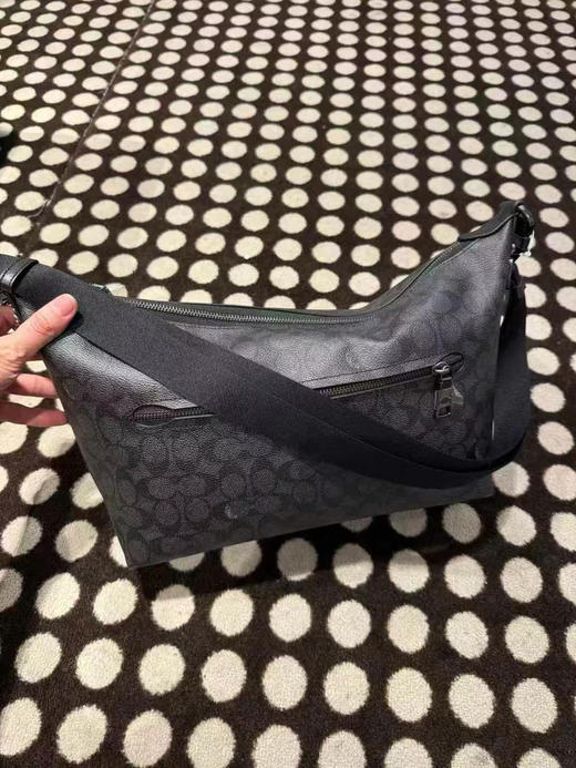 👨🏻超低好价，1250直邮到手！Coach 男士新系列Finn购物袋斜挎包，黑灰色logo材质，超级大容量，内外都有拉链夹层，可商务可休闲的百搭男款斜挎包 商品图2