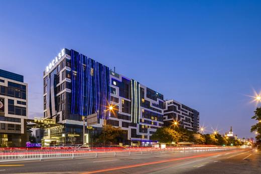 ★周末、元旦不加价★￥599起/晚 4人入住【无锡罗卡斯酒店】两房高级套房+早餐，还含古运河/惠山古镇门票！另有单晚含鼋头渚/三国水浒/融创等多门票套餐可选！有效期至2026年1月31日 商品图0