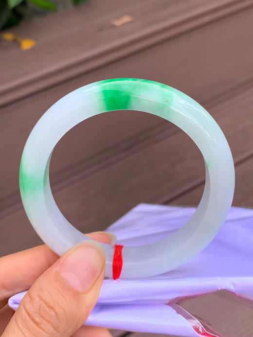 620513，56.5圈口，细糯化飘绿正圈平安镯，白底飘辣绿，细糯微化有水头，底子细腻 商品图0