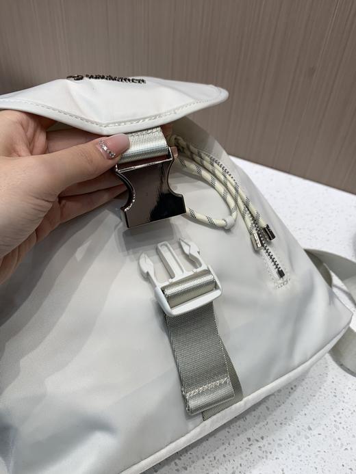 贸易公司订单线 Lulu Drawstring 女士抽绳水桶背包 宝藏通勤双肩~ 大小合适，10L的容量，实用性非常强，日常出门绝对足够了，用料都是订单标准来的，工艺严谨，每一只都是按照入柜的标准出货 商品图4