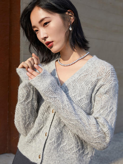 温柔浅灰的邂逅！V 领绞花针织开衫，尽显慵懒高级感 商品图0