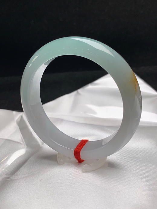 620505，52.2圈口，冰晴飘黄翡正圈平安镯，一半晴水带黄翡，一半白冰，半山半水色，种老水足 商品图2