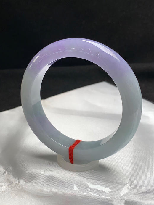 620511，56.2圈口，飘紫正圈平安镯，半截淡绿底半截紫罗兰，半山半水色，条形厚装，底子细腻 商品图2