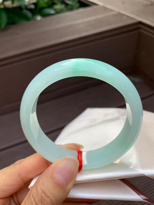 620517，58.7圈口，绿底飘绿正圈平安镯，淡绿底飘绿花，宽版条形，细腻清爽 商品图0