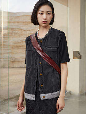 酷感升级！黑色牛仔马甲，打造率性个性穿搭