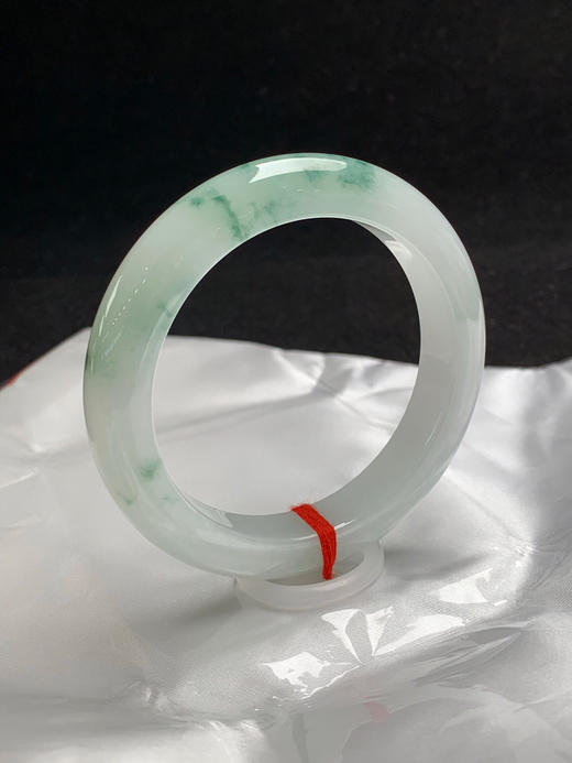 620509，55.3圈口，糯化飘花正圈平安镯，白底飘蓝绿花，底子细腻，水头好，清爽 商品图1