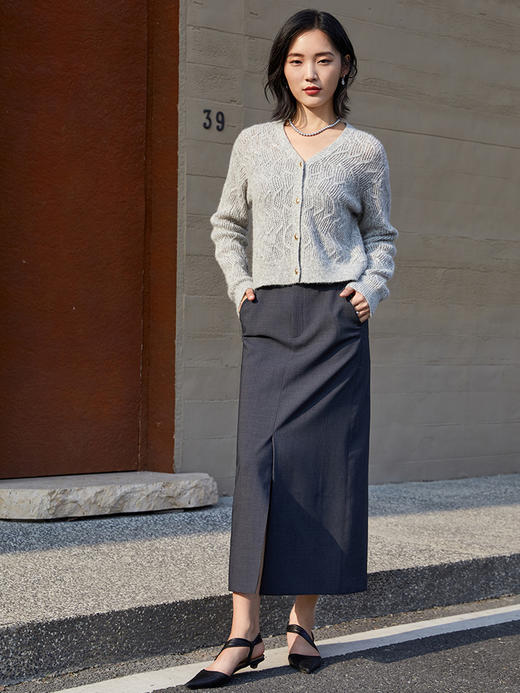 温柔浅灰的邂逅！V 领绞花针织开衫，尽显慵懒高级感 商品图1