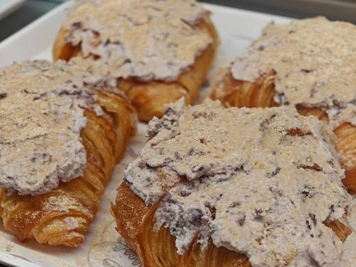 【新•两只装】牛打滚！开心果/奥利奥奶油牛角！ 商品图0