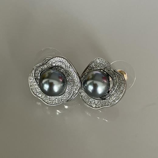 “烟灰玫瑰”灰珍珠耳钉 商品图3