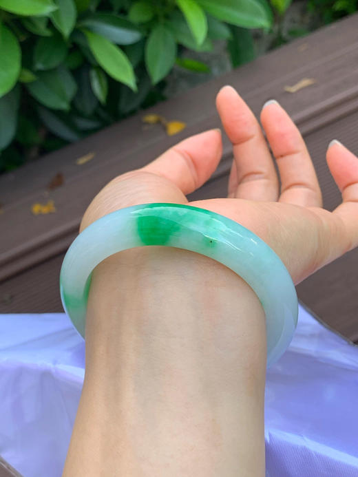620513，56.5圈口，细糯化飘绿正圈平安镯，白底飘辣绿，细糯微化有水头，底子细腻 商品图5