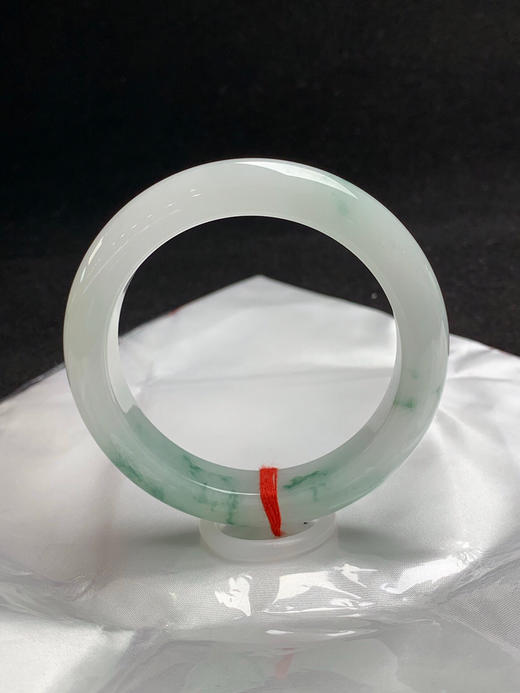 620509，55.3圈口，糯化飘花正圈平安镯，白底飘蓝绿花，底子细腻，水头好，清爽 商品图3