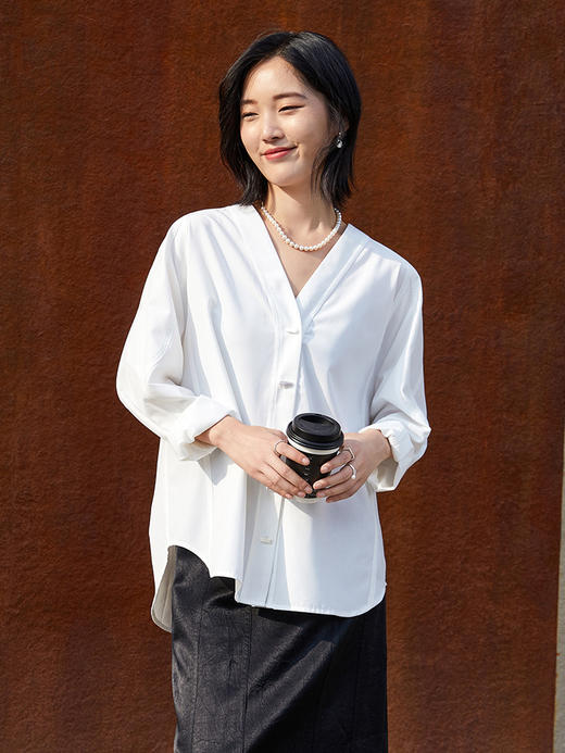中式禅意！白色 V 领盘扣衬衫女 2025 新款宽松不规则下摆上衣 商品图0