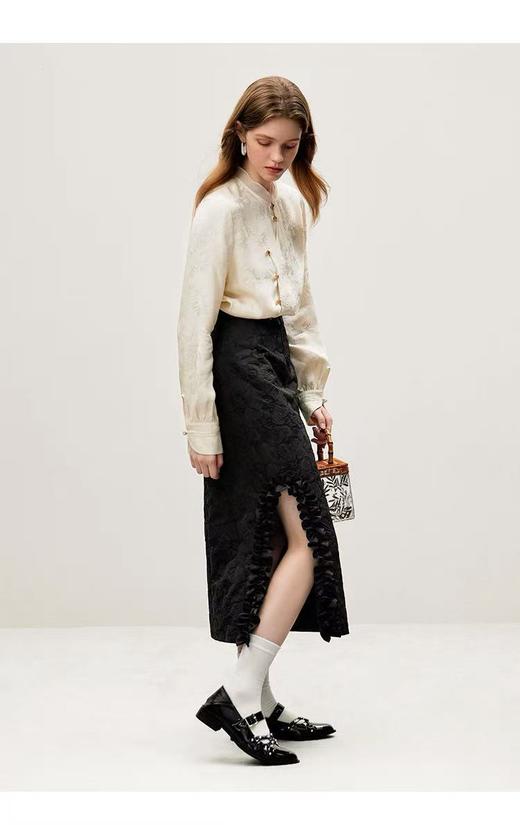 【新品推荐】瑟俪品牌-9902竹叶暗纹提花琥珀色扣长袖小衫-喜出 商品图6