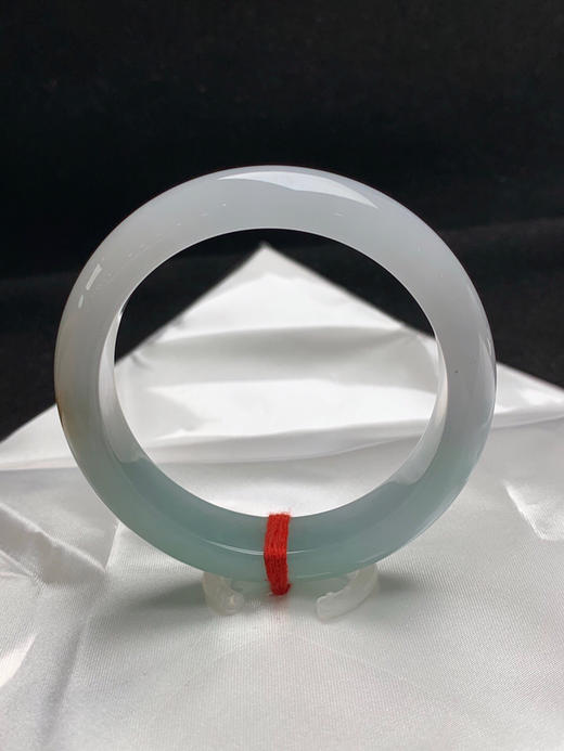 620505，52.2圈口，冰晴飘黄翡正圈平安镯，一半晴水带黄翡，一半白冰，半山半水色，种老水足 商品图3