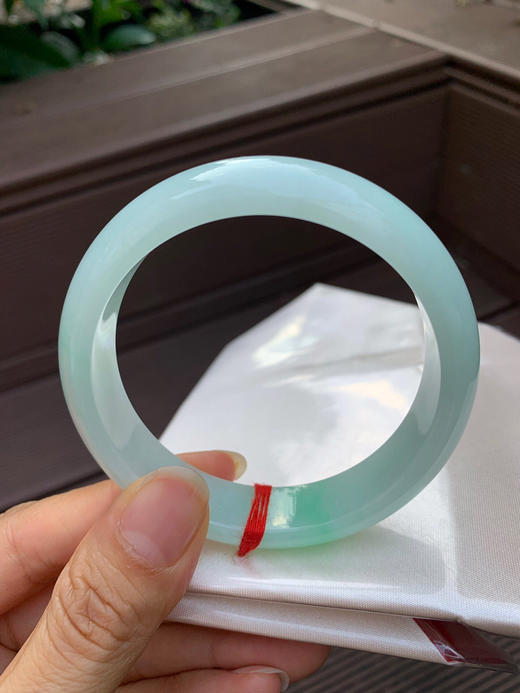 620517，58.7圈口，绿底飘绿正圈平安镯，淡绿底飘绿花，宽版条形，细腻清爽 商品图3