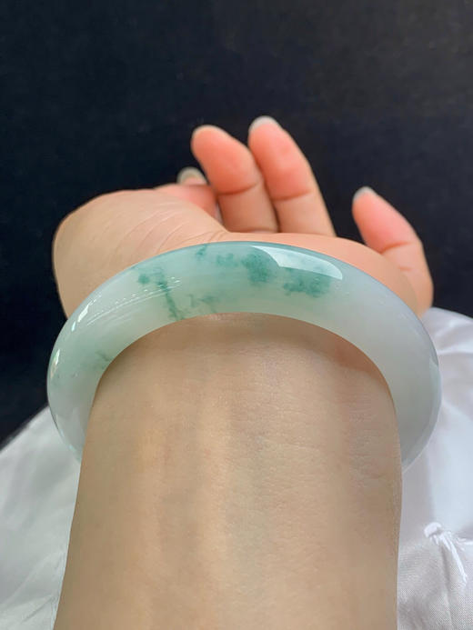 620509，55.3圈口，糯化飘花正圈平安镯，白底飘蓝绿花，底子细腻，水头好，清爽 商品图4