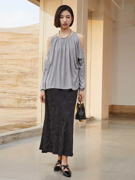 慵懒又时髦！浅灰色露肩宽松上衣，打造随性高级感 商品图1