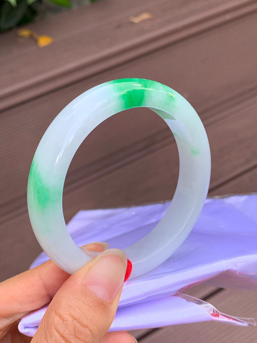 620513，56.5圈口，细糯化飘绿正圈平安镯，白底飘辣绿，细糯微化有水头，底子细腻 商品图1