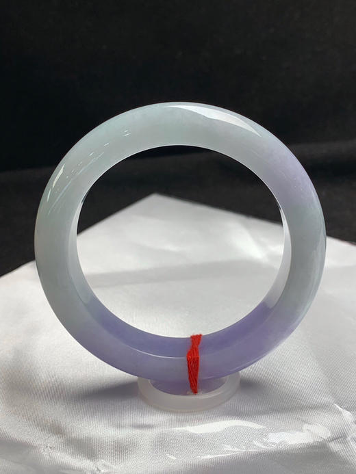 620511，56.2圈口，飘紫正圈平安镯，半截淡绿底半截紫罗兰，半山半水色，条形厚装，底子细腻 商品图3