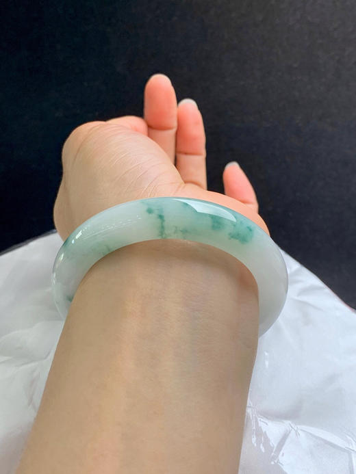 620509，55.3圈口，糯化飘花正圈平安镯，白底飘蓝绿花，底子细腻，水头好，清爽 商品图5
