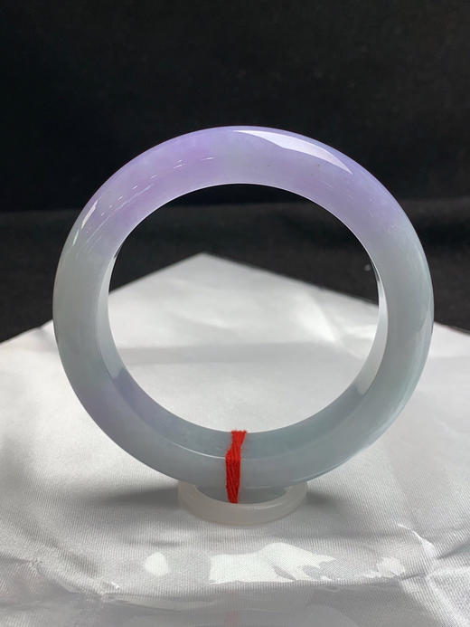 620511，56.2圈口，飘紫正圈平安镯，半截淡绿底半截紫罗兰，半山半水色，条形厚装，底子细腻 商品图0