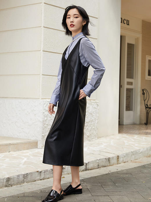 职场休闲皆适配！黑色皮面吊带裙 内搭条纹衫 优雅又干练 商品图0
